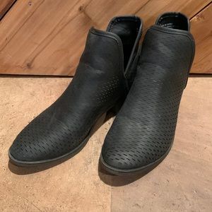 American Eagle black bootie